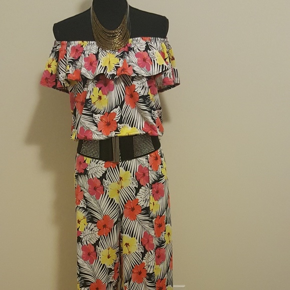 Beautiful Off The Shoulder Floral Jumpsuit (Plus) - Picture 4 of 4